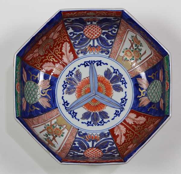 (lot of 3) Japanese Imari ware, Meiji period, consisting of a charger with gilt and underglaze - Image 3 of 4