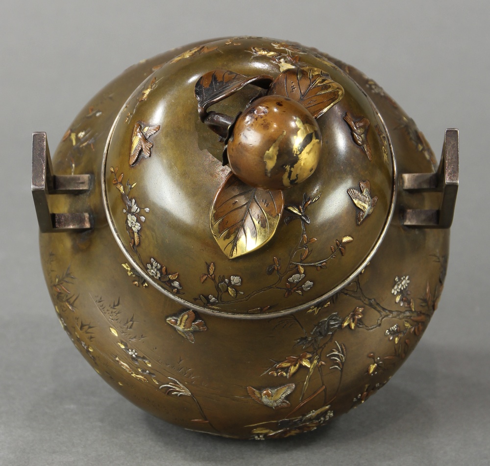 Japanese bronze koro censer, Meiji period, made of patinated bronze and gilt with flowers and - Image 5 of 10