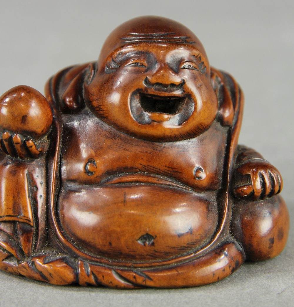 (lot of 2) Japanese wood netsuke: a happy Hotei with a jewel; together with a foreigner with a doll, - Image 10 of 10