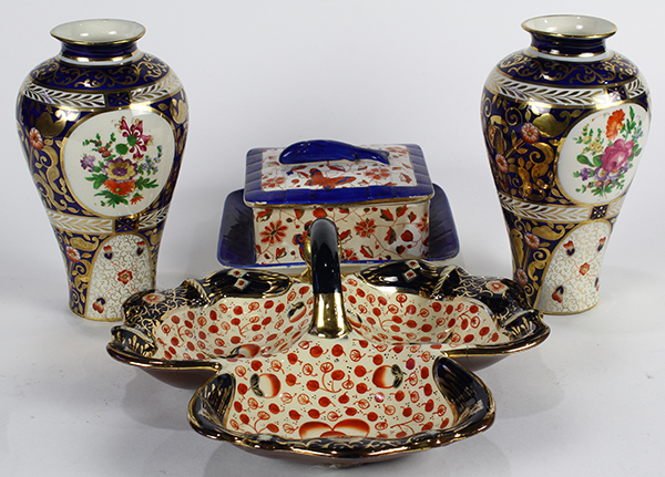 (Lot of 4) "Old Imari" style ceramic table articles, consisting of a pair of baluster form vases,