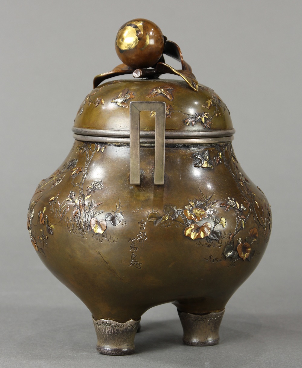 Japanese bronze koro censer, Meiji period, made of patinated bronze and gilt with flowers and - Image 2 of 10