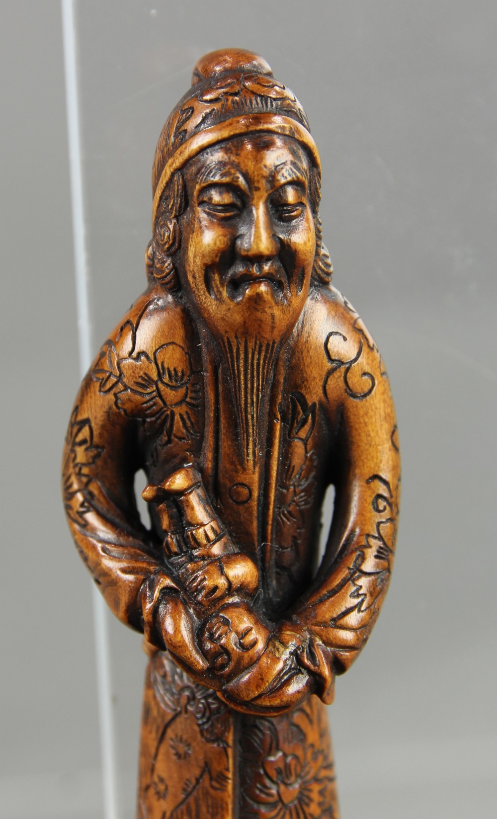 (lot of 2) Japanese wood netsuke: a happy Hotei with a jewel; together with a foreigner with a doll, - Image 8 of 10