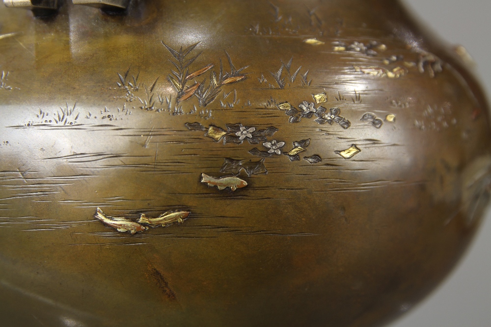 Japanese bronze koro censer, Meiji period, made of patinated bronze and gilt with flowers and - Image 10 of 10