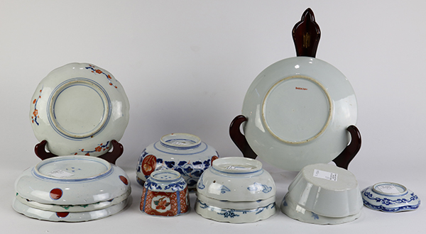 (lot of 14) Japanese Imari ware: consisting of five dishes, seven bowls and one cup; together with a - Image 2 of 4