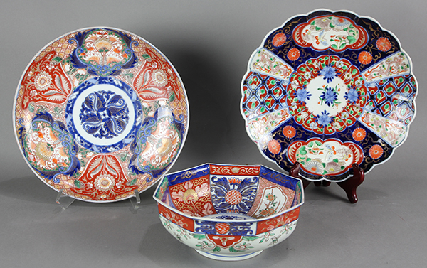 (lot of 3) Japanese Imari ware, Meiji period, consisting of a charger with gilt and underglaze