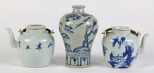 (lot o 3) Chinese underglaze blue porcelain, consisting of two ribbed teapots with figures; together - Image 4 of 6