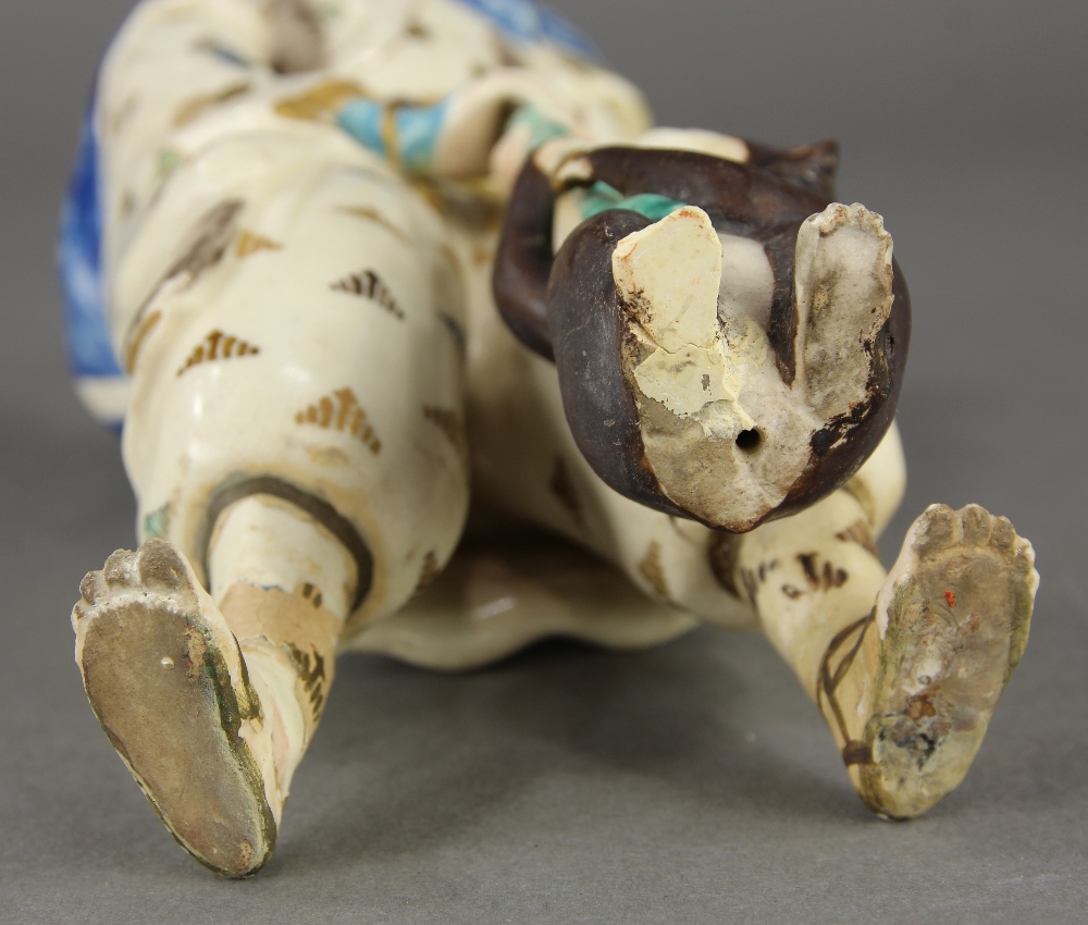 Japanese Satsuma ceramic figure, of a travelling entertainer with a bundle and a monkey on his - Image 6 of 12