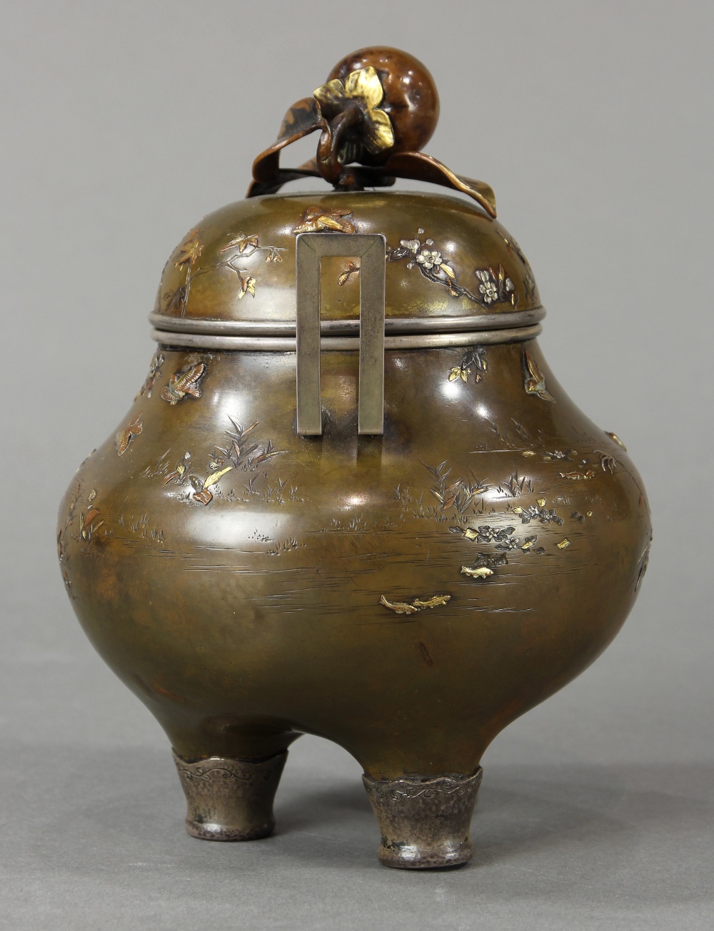 Japanese bronze koro censer, Meiji period, made of patinated bronze and gilt with flowers and - Image 4 of 10