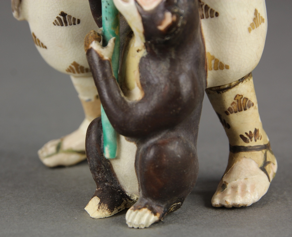 Japanese Satsuma ceramic figure, of a travelling entertainer with a bundle and a monkey on his - Image 12 of 12