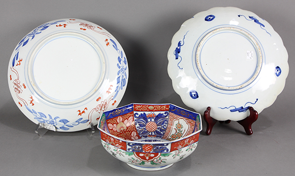 (lot of 3) Japanese Imari ware, Meiji period, consisting of a charger with gilt and underglaze - Image 2 of 4