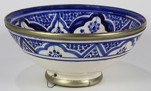 Indo-Persian polychrome decorated ceramic bowl, having a geometric border with a hand painted cobalt - Image 4 of 5