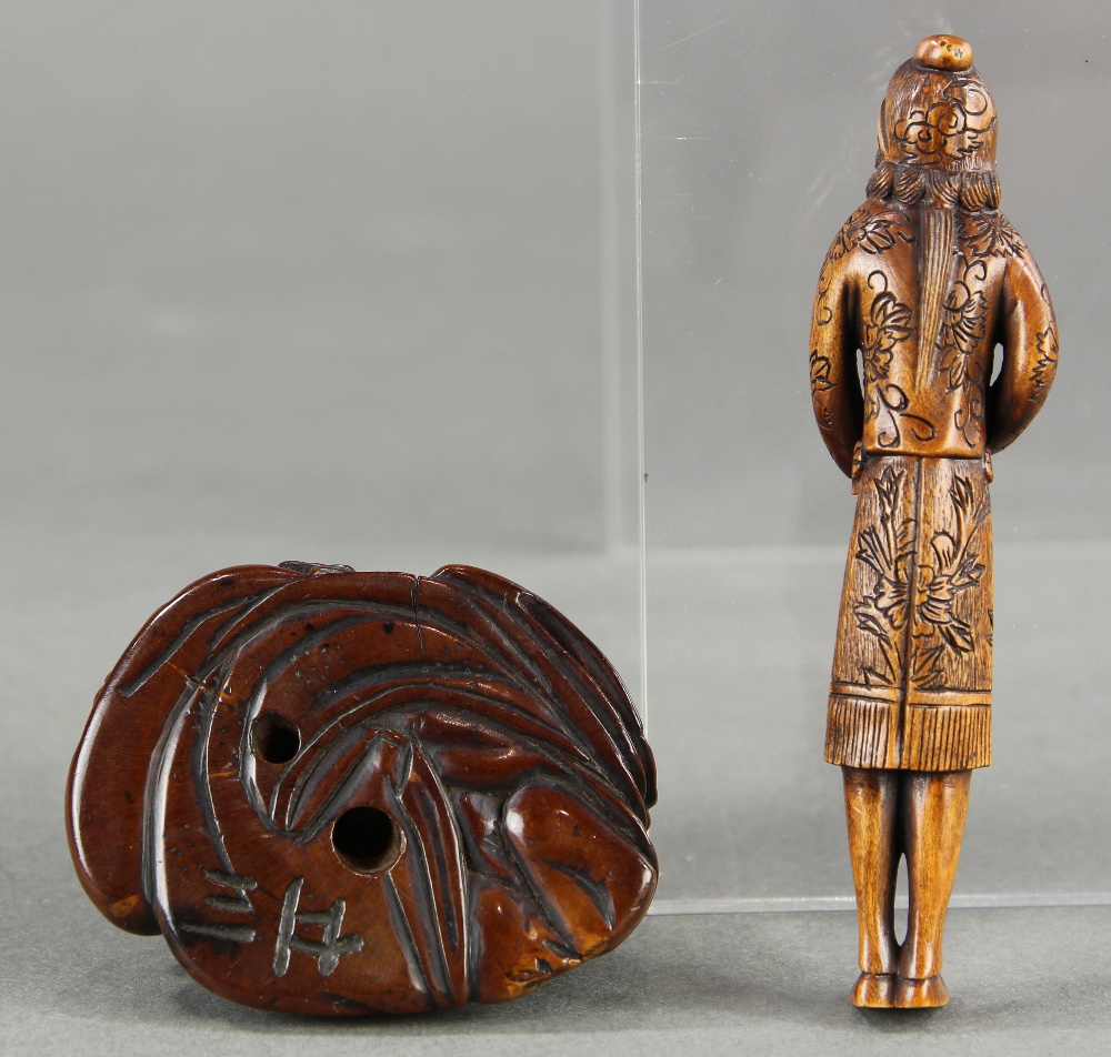 (lot of 2) Japanese wood netsuke: a happy Hotei with a jewel; together with a foreigner with a doll, - Image 7 of 10