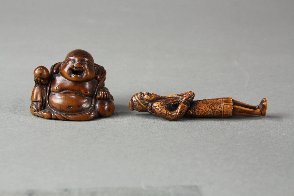 (lot of 2) Japanese wood netsuke: a happy Hotei with a jewel; together with a foreigner with a doll, - Image 2 of 10