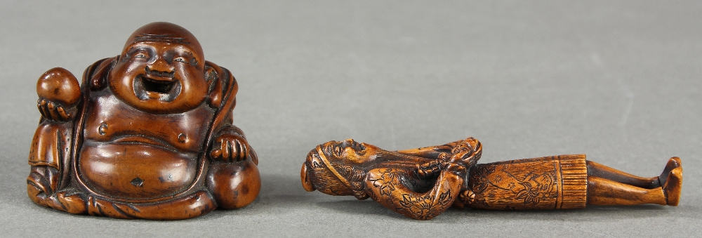 (lot of 2) Japanese wood netsuke: a happy Hotei with a jewel; together with a foreigner with a doll, - Image 3 of 10