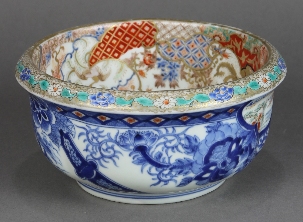 Japanese Imari bowl, Meiji period, interior with dragons and an assembly of scholars in gilt and - Image 4 of 6