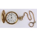 Waltham gold-filled pocket watch with gold-filled chain Dial: round, white, black stylized Arabic