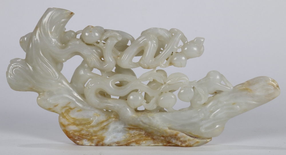 Chinese jade sculpture, a group of five monkeys with some climbing on a peach tree, the off-white - Image 3 of 5