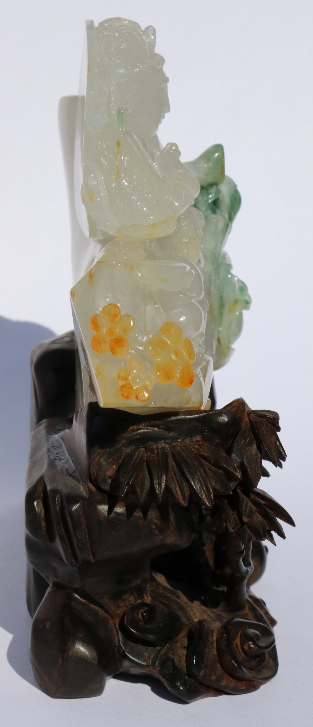 Chinese jadeite figural carving, featuring Guanyin seated in royal ease, holding a jewel and lotus - Image 4 of 4