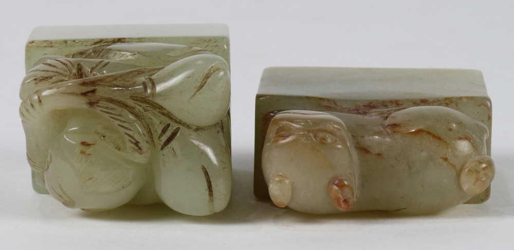 (lot of 2) Chinese hardstone seals, one of a recumbent dog; the other of a child with a peach - Image 6 of 6