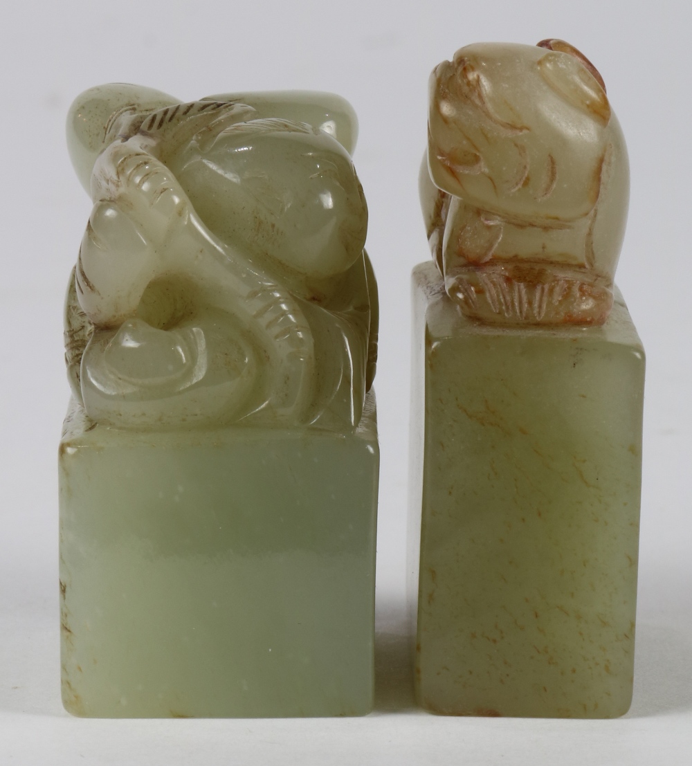 (lot of 2) Chinese hardstone seals, one of a recumbent dog; the other of a child with a peach - Image 2 of 6