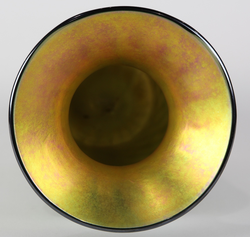 Lundberg Studios iridescent Jade Bamboo Regal vase, having a tapered form with jade green spiral - Image 5 of 8