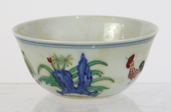 Chinese wucai porcelain cup, decorated with rooster, hen and chicks amid flowers and garden rocks, - Image 2 of 6