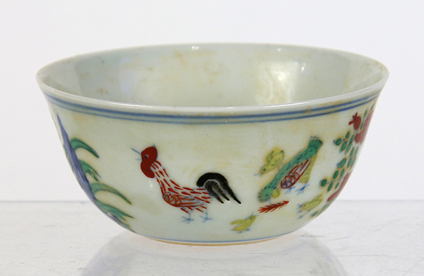 Chinese wucai porcelain cup, decorated with rooster, hen and chicks amid flowers and garden rocks, - Image 3 of 6