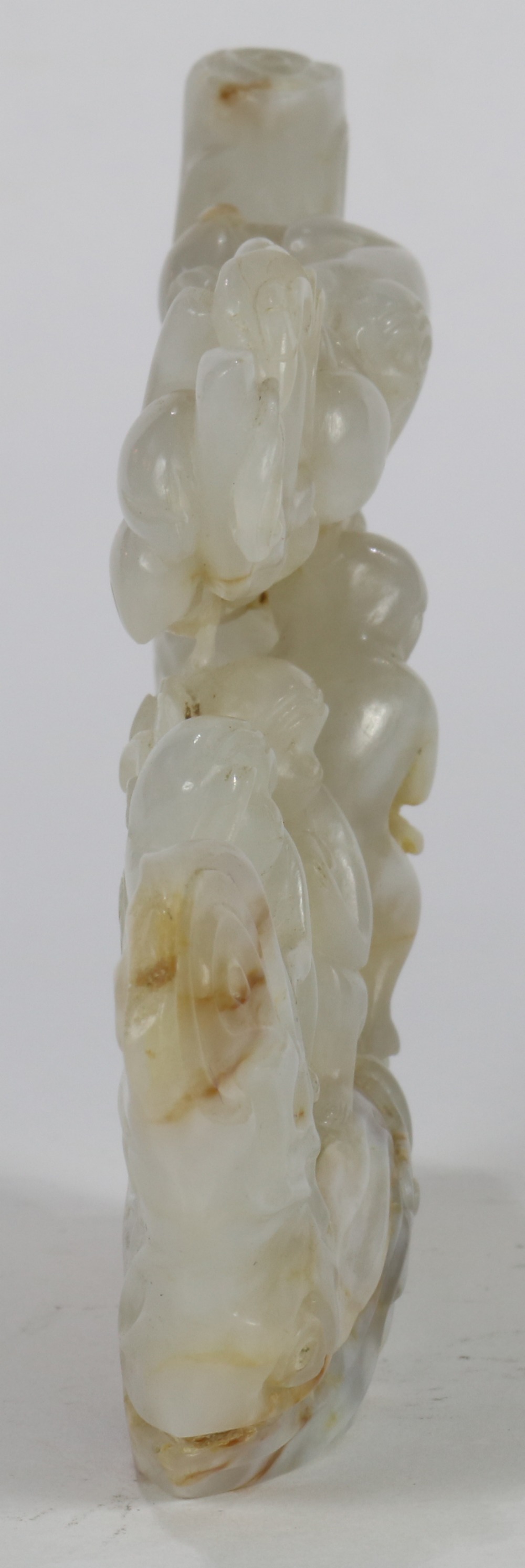 Chinese jade sculpture, a group of five monkeys with some climbing on a peach tree, the off-white - Image 4 of 5