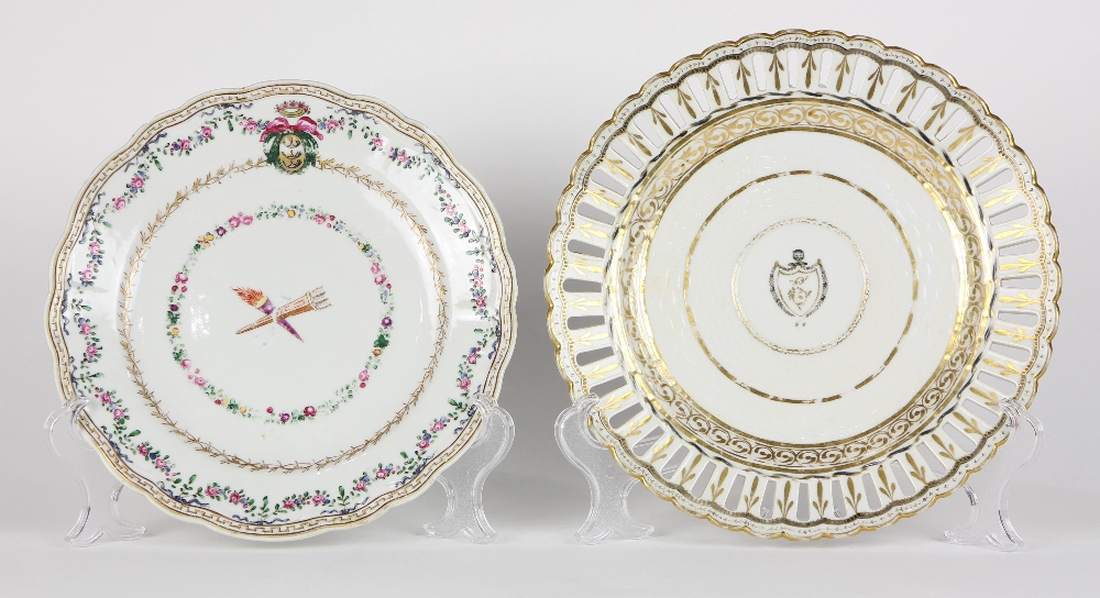 (lot of 4) Chinese export porcelain plates, consisting of two centered by flowers; one centered by a - Image 4 of 5