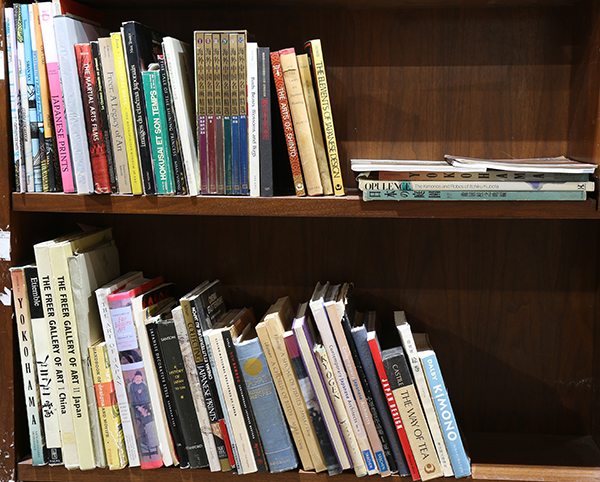 (lot of approx. 140) Four shelves of books relating to Japanese and Chinese art and history, - Image 2 of 3