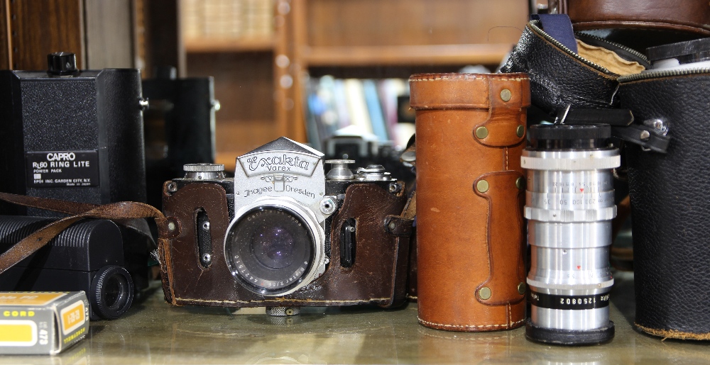 (lot of 30+) Camera and binocular group, consisting of (2) German Exakta cameras, an Olympus camera, - Image 2 of 4