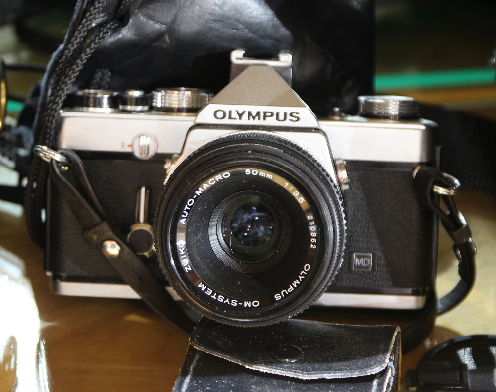 (lot of 30+) Camera and binocular group, consisting of (2) German Exakta cameras, an Olympus camera, - Image 4 of 4