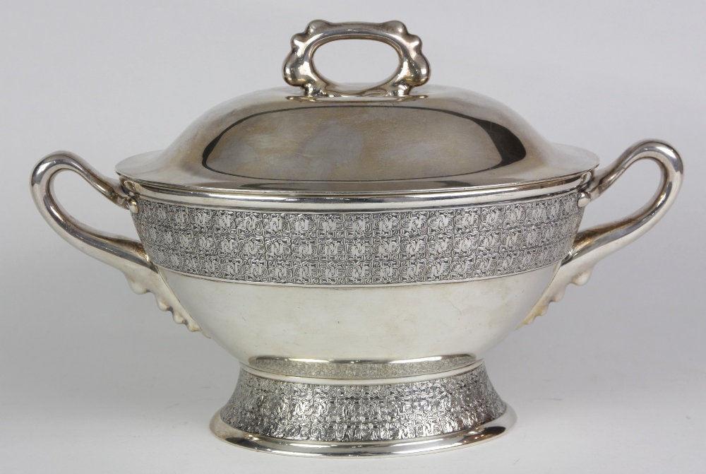 Tiffany & Co. sterling silver soup tureen and cover, with lobed loop handle to lid and to either - Image 2 of 4