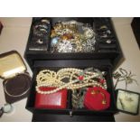 A quantity of vintage costume jewellery