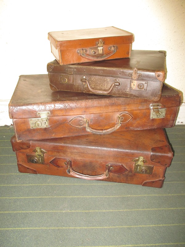 2 early 20th century leather travel cases and two small hand cases