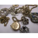 A small quantity of mixed costume jewellery