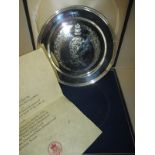 A sterling silver 1977 Royal commemorative plate in original box, approx weight 352g