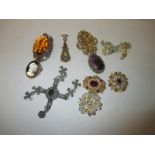 A quantity of vintage brooches