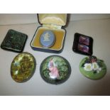 6 brooches to include a wedgewood jasper ware example
