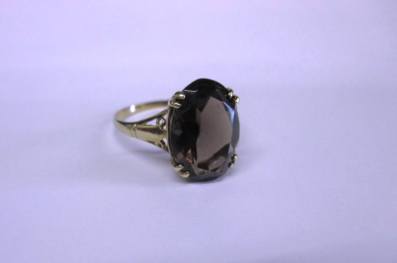 A 9ct gold ring set with a large smoky quartz stone