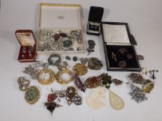 A Quantity Of Mostly Brooches Including A Victoria