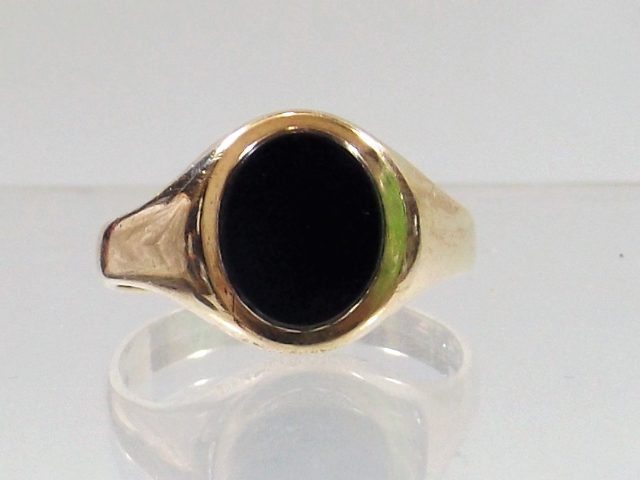A Gents 9ct Gold Cygnet Ring