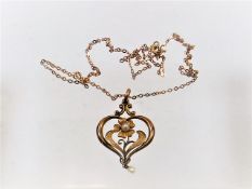 A Victorian gold necklace & pendant set with natur