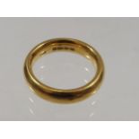 A 22ct gold wedding band