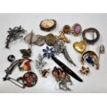 A quantity of silver & costume jewellery brooches