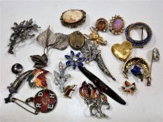 A quantity of silver & costume jewellery brooches