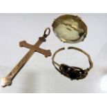 A small 9ct crucifix & other items