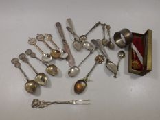 A quantity of small silver & white metal items inc