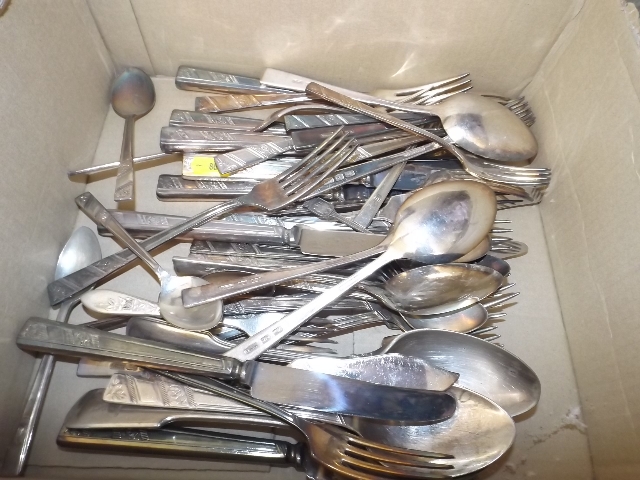 A boxed quantity of plated ware