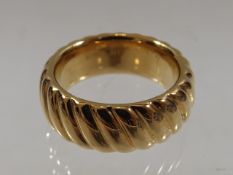 A Italian yellow metal ring stamped 14K